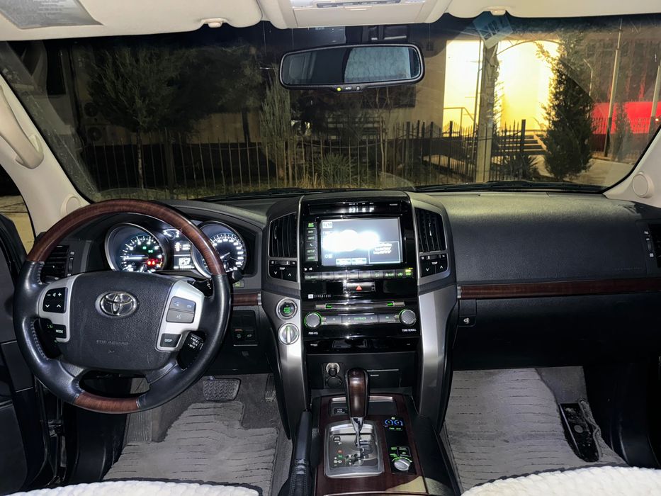 Продаётся Toyota Land Cruiser 200