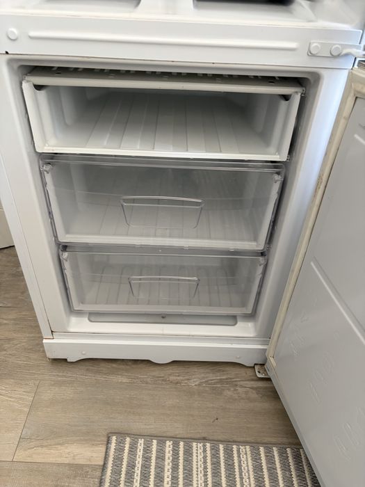 Холодиьник Indesit в отличном состояние