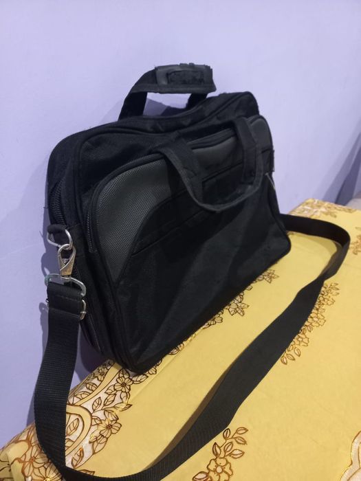 Фирменная сумка для ноутбука .