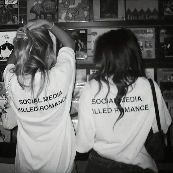 Social media killed romance футболка