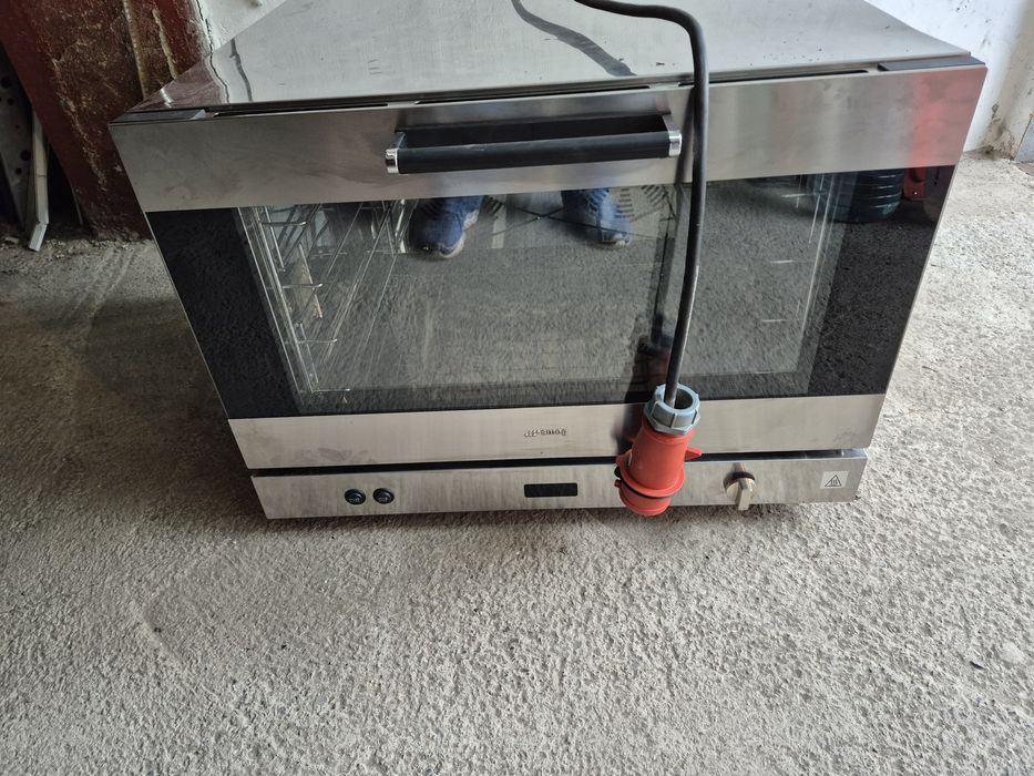 Продам конвекционную печь SMEG