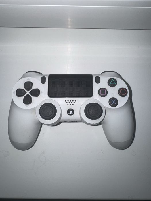 Джойстик на Плейстейшн 4 (PS 4)