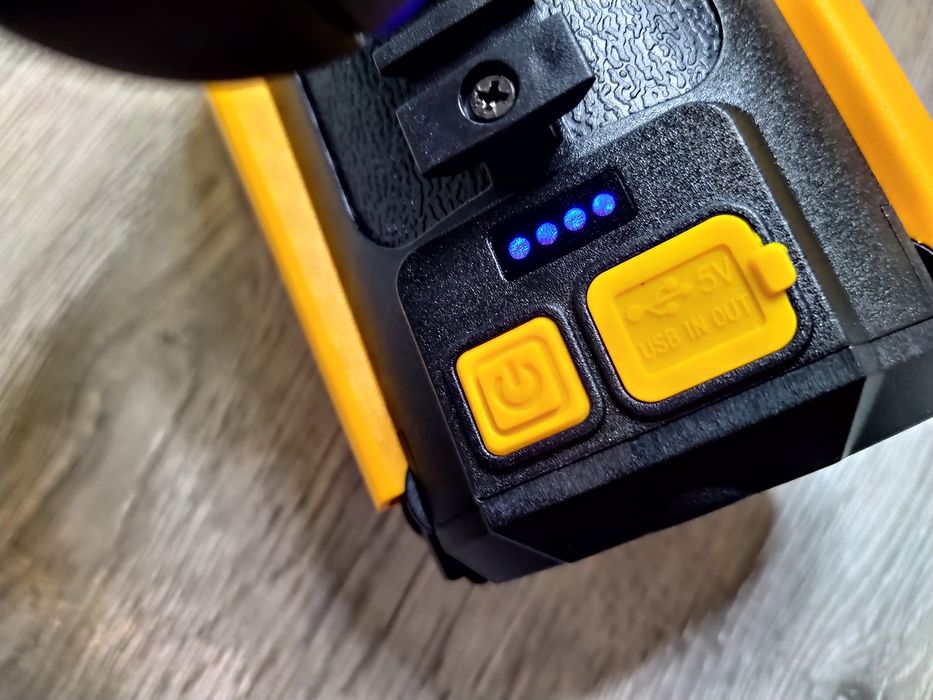 Lanternă proiector 226 LED  reîncărcabila cu dublă funcție