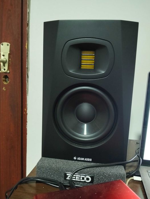 Boxe de studio Adam Audio T5V , in conditii perfecte , plus bureti , utilizate doar o luna.