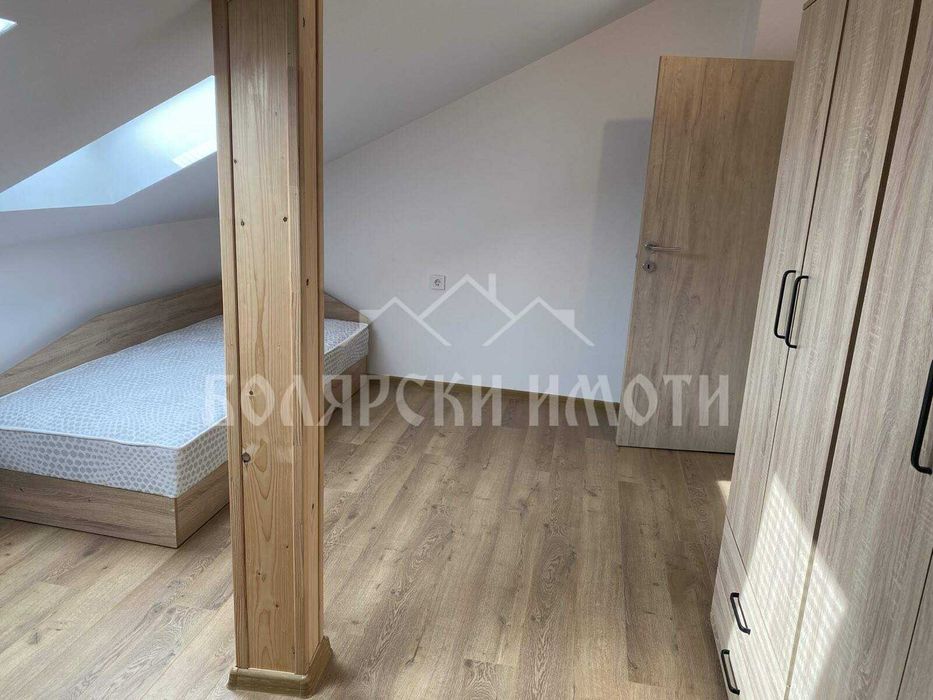 Мансарден Новообзаведен тристаен апартамент