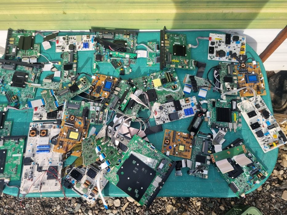 Piese provenite din tv-uri noi cu display-uri sparte