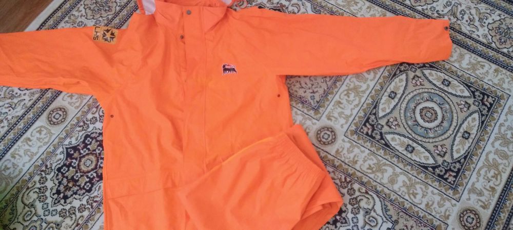 Дождевик и жакет SAIPEM.