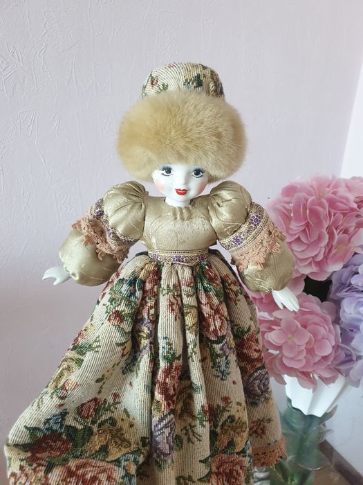 Кукла фарфоровая