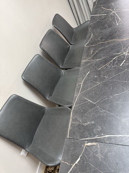 Стол и стулья в гостинную.