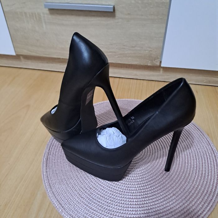 Обувки на висок ток и боти с дебел ток