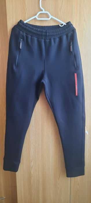 Costum trening Prada este negru bumbac material anti transpiratie.