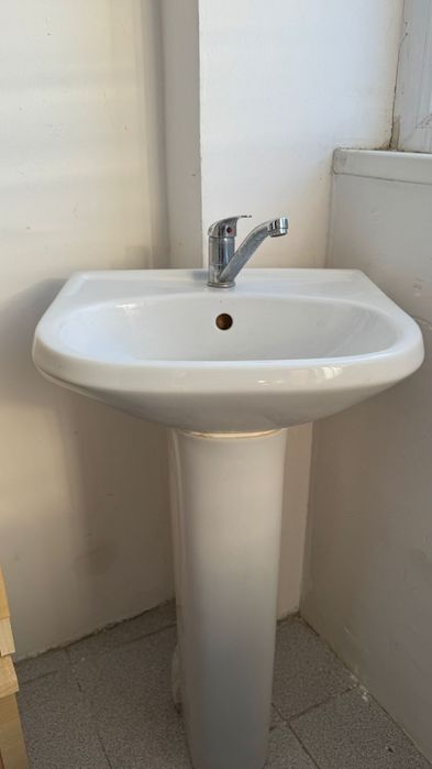 Умывальник и шкаф