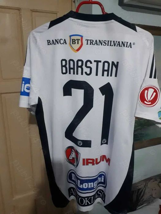 Tricou U Cluj cu autografe - Banii merg la un baiat bolnav.