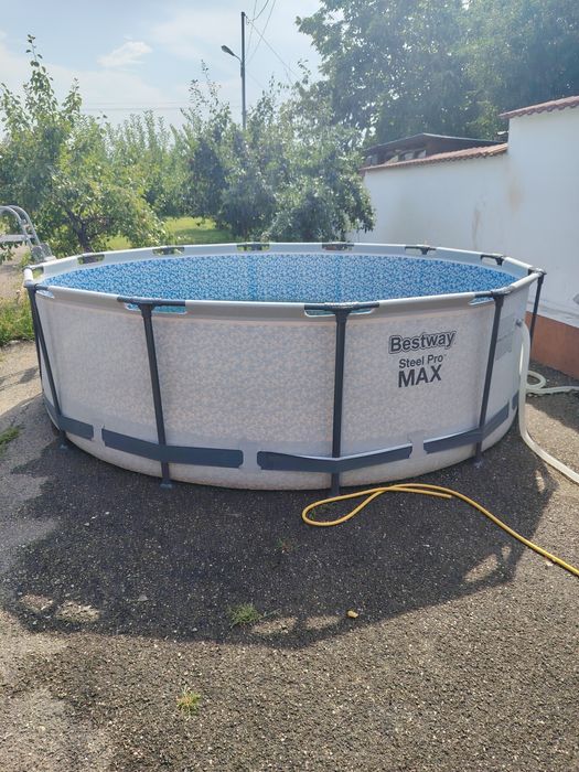 Piscina cu cadru și scară