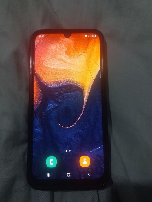 Продается телефон самсунг А50 4гб на 64гб