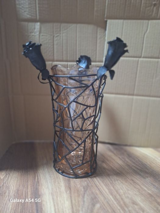 Ръчно Направена Декоративна Ваза с Рози