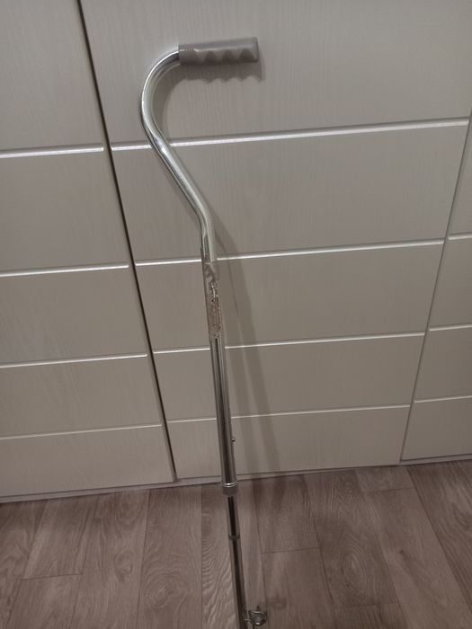 Продам  трость для поддержания при ходьбе