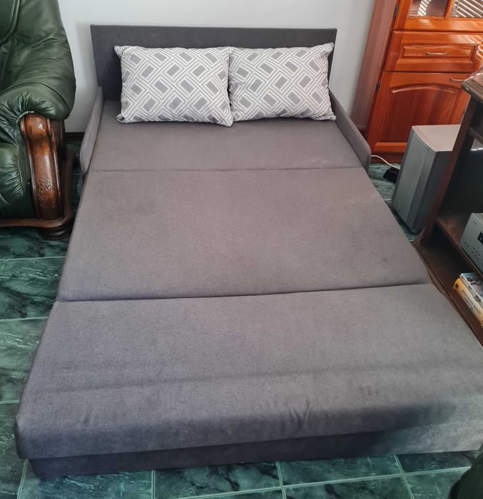 Сив разтегателен диван с функция Сън