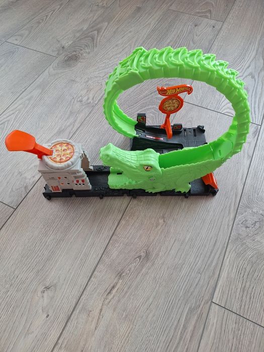 Hot wheels писти и коли. Lightning McQueen коли (Макуин светкавицата)