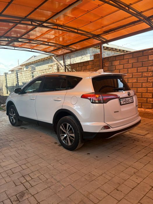 Продам toyota rav 4 2018 год