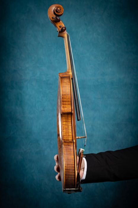 Скрипка ручной работы.