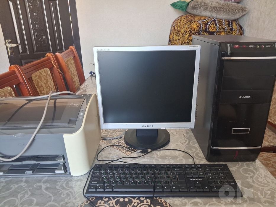 Windows 10 kompyuter sotiladi. Komputer, protester, klaviatura, print