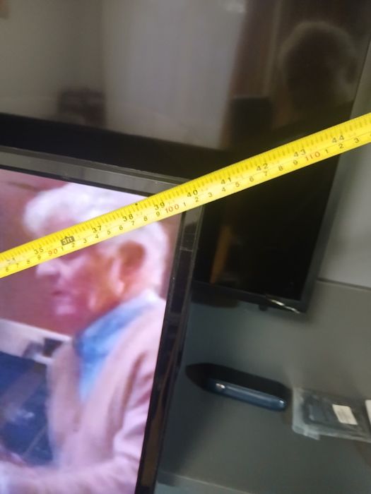 Vând TV Sharp cu telecomandă