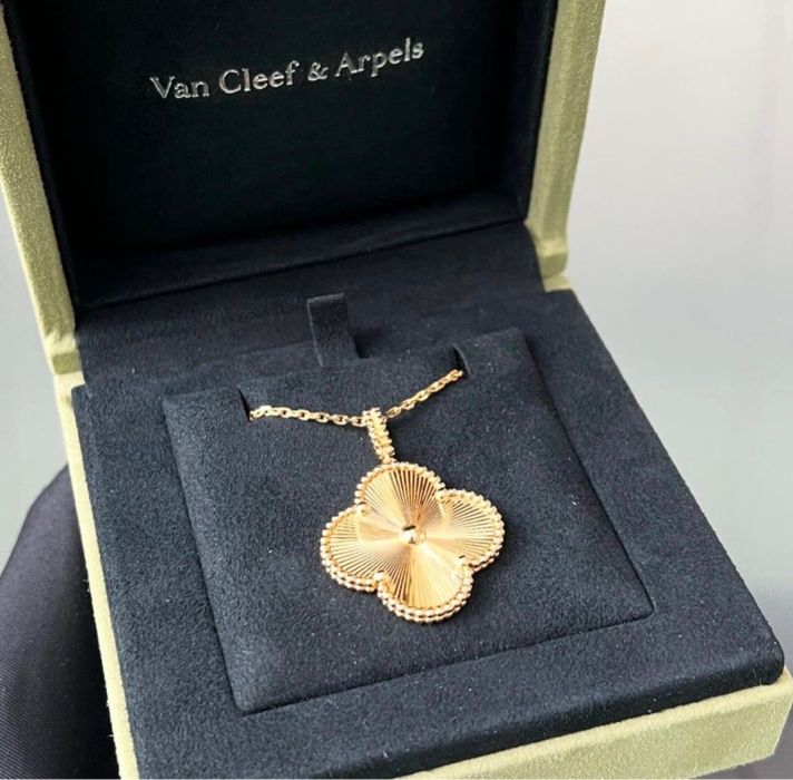 Позлатени колиета Magic Alhambra by Van Cleef & Arpels