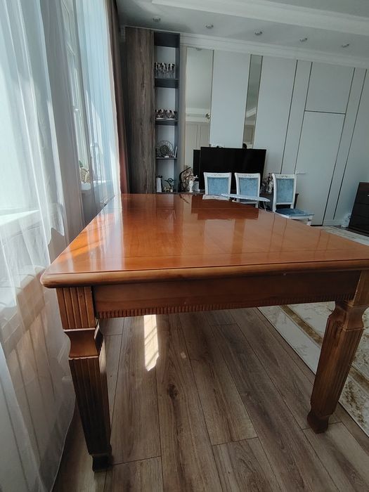 Продам большой стол из дерева