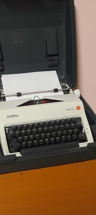 Mașină de scris Olympia Monica impecabilă