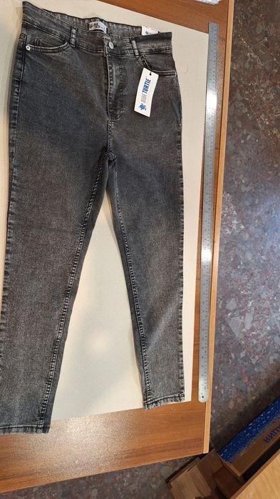 Продавам чисто нови дамски дънки