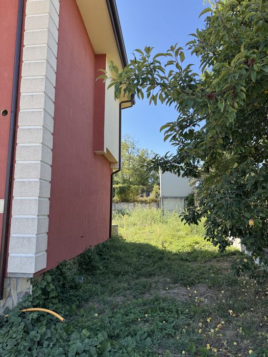 Нова Двуетажна Къща в Затворен комплекс с 300кв. двор в Гр. Търговище