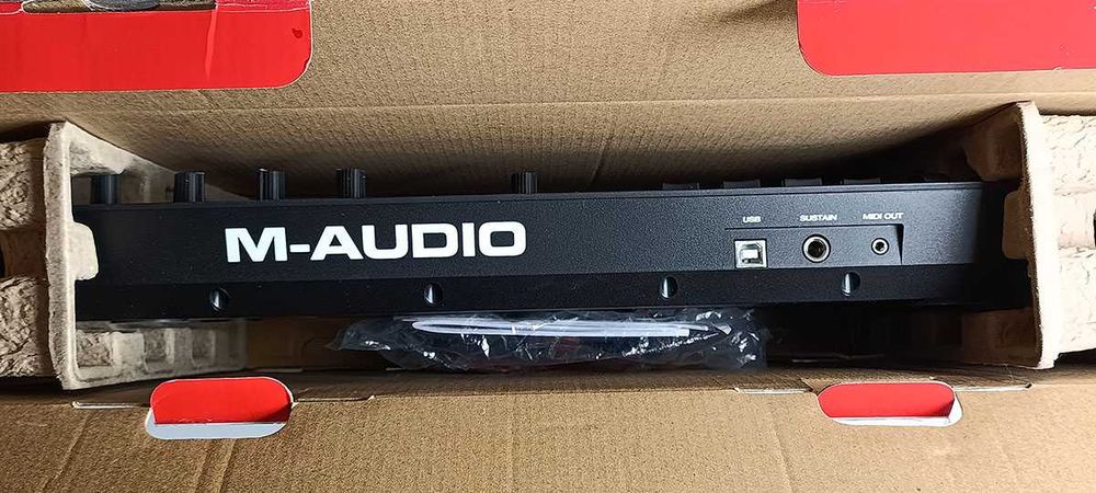 M-Audio Oxygen Pro Mini – Професионална MIDI клавиатура (Като нова)