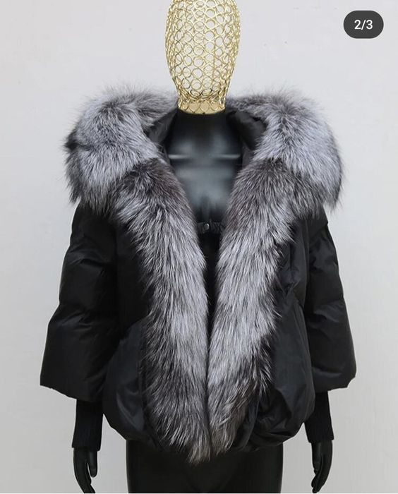 Черно яке с естествен косъм от сребърна лисица