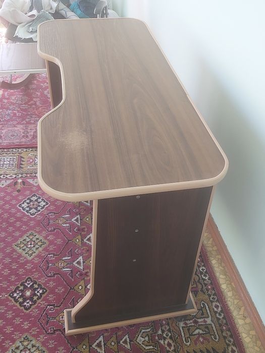 Стол маникюрныйй