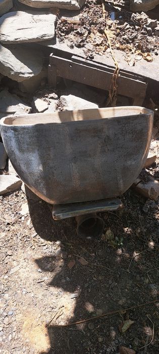 Унитаз металлического цвета с баком