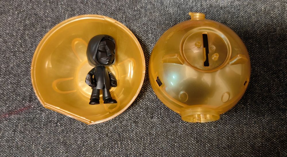 Figurina Front Man surpriza Squid Game Piggy Bank Capsule
