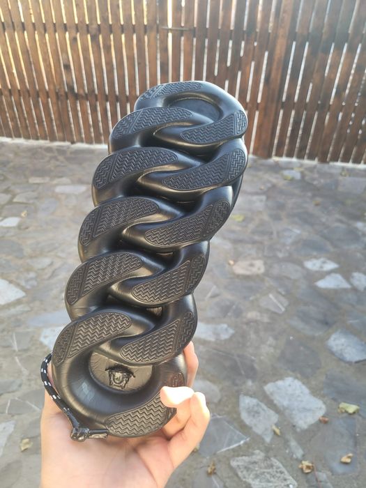 OFERTA DE VARA 399 RON Versace Chain Reaction NEGRU