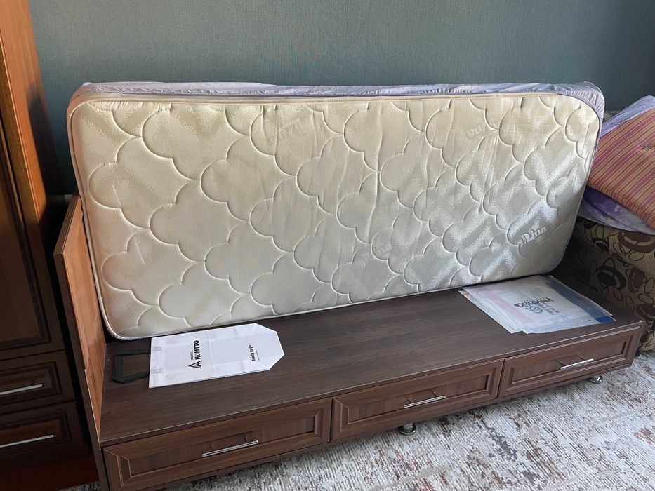 Кровать вместе с матрасом