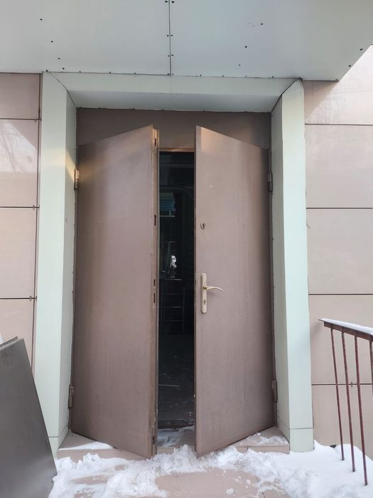 Двух дверный двер