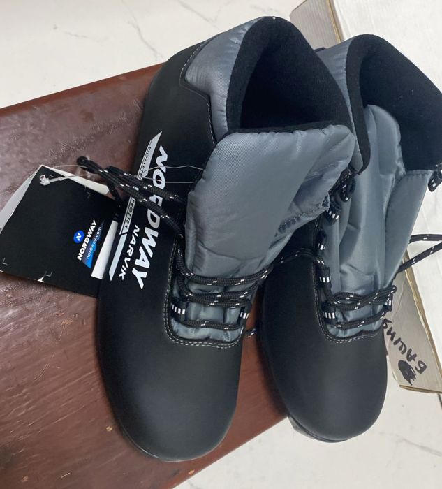 Продам лыжи +обувь