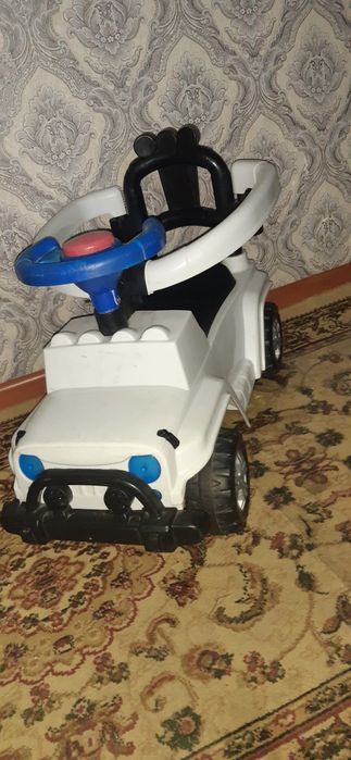 Игрушечные машина белого цвета