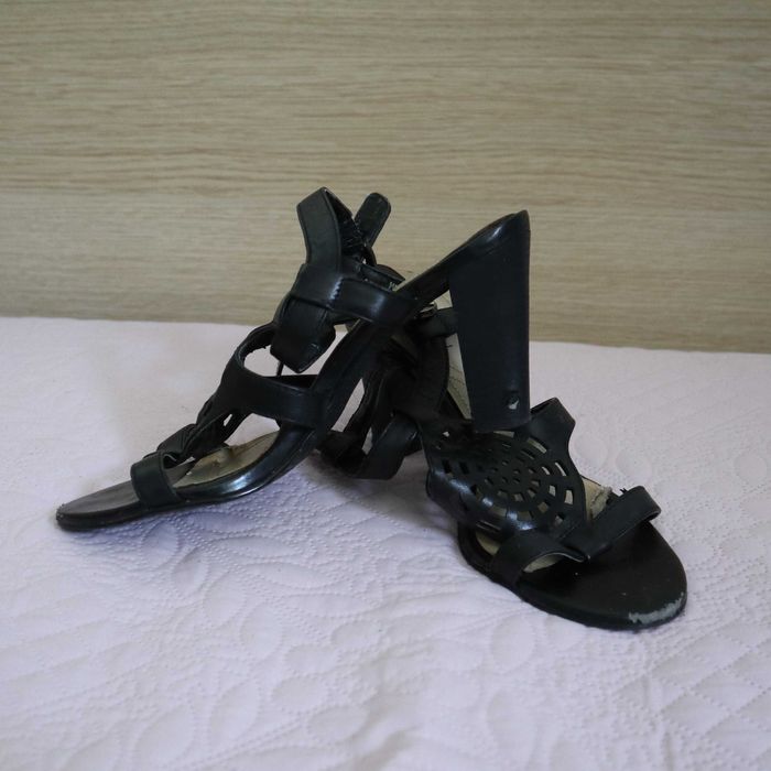 Черни обувки на ток "NEW LOOK" и бели дантелени обувки на ток "NEXT"