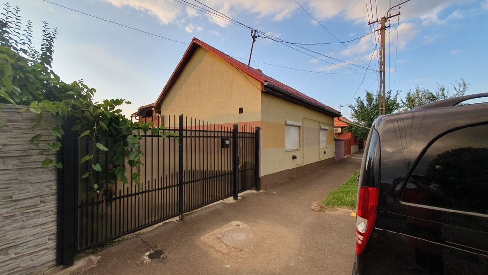 Casa P+M ,teren 2023mp Str Constitutiei  190,langa A1