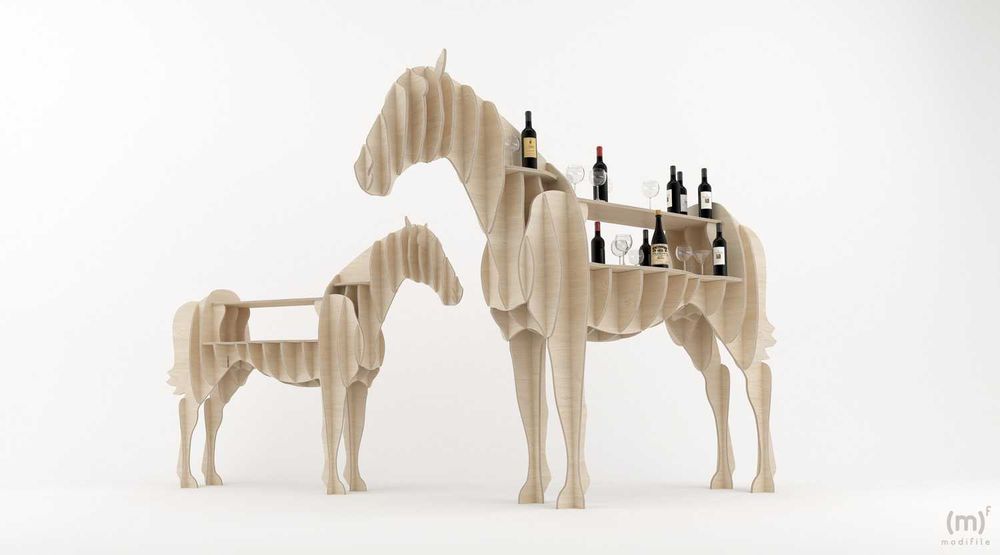 Кон помощна масичка за интериора на дома или партито.