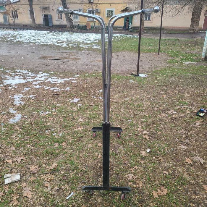 Двухярусная вешалка для одежды с роликами