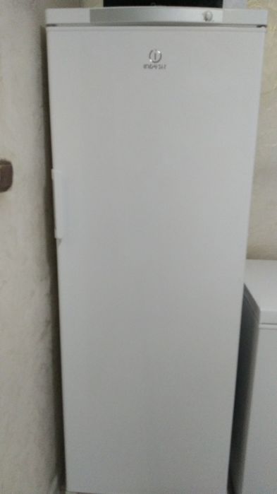 Продам б/у , стенка, стол со стуьлями, морозильник