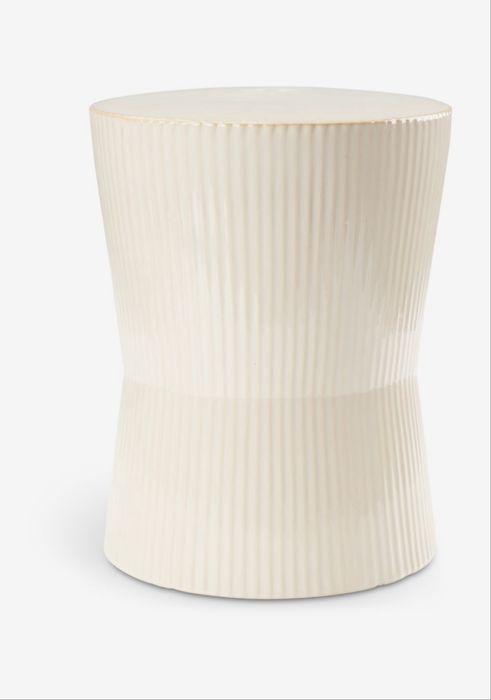 Малка помощна масичка в цвят крем