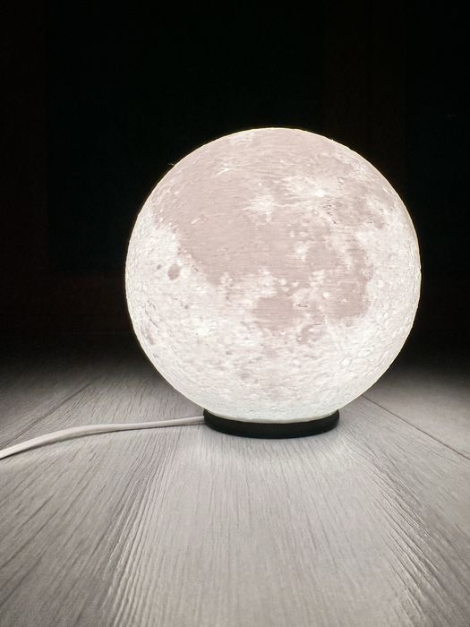 Продавам Нощник “Месец”