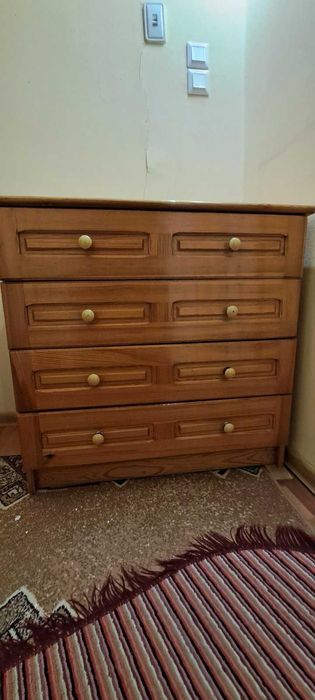 Дървен скрин с 4 чекмеджета